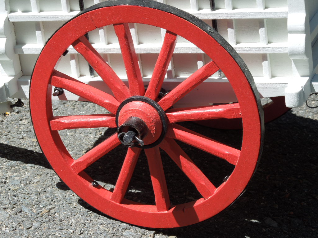 detalle de rueda decorada de un carro de varas antiguo