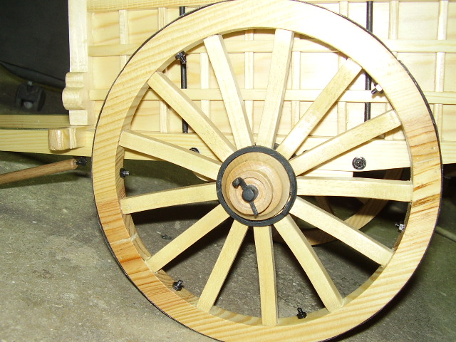 detalle de las ruedas de un carro de varas 