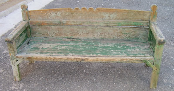 escaño o banco de madera foto del antes de la restauración